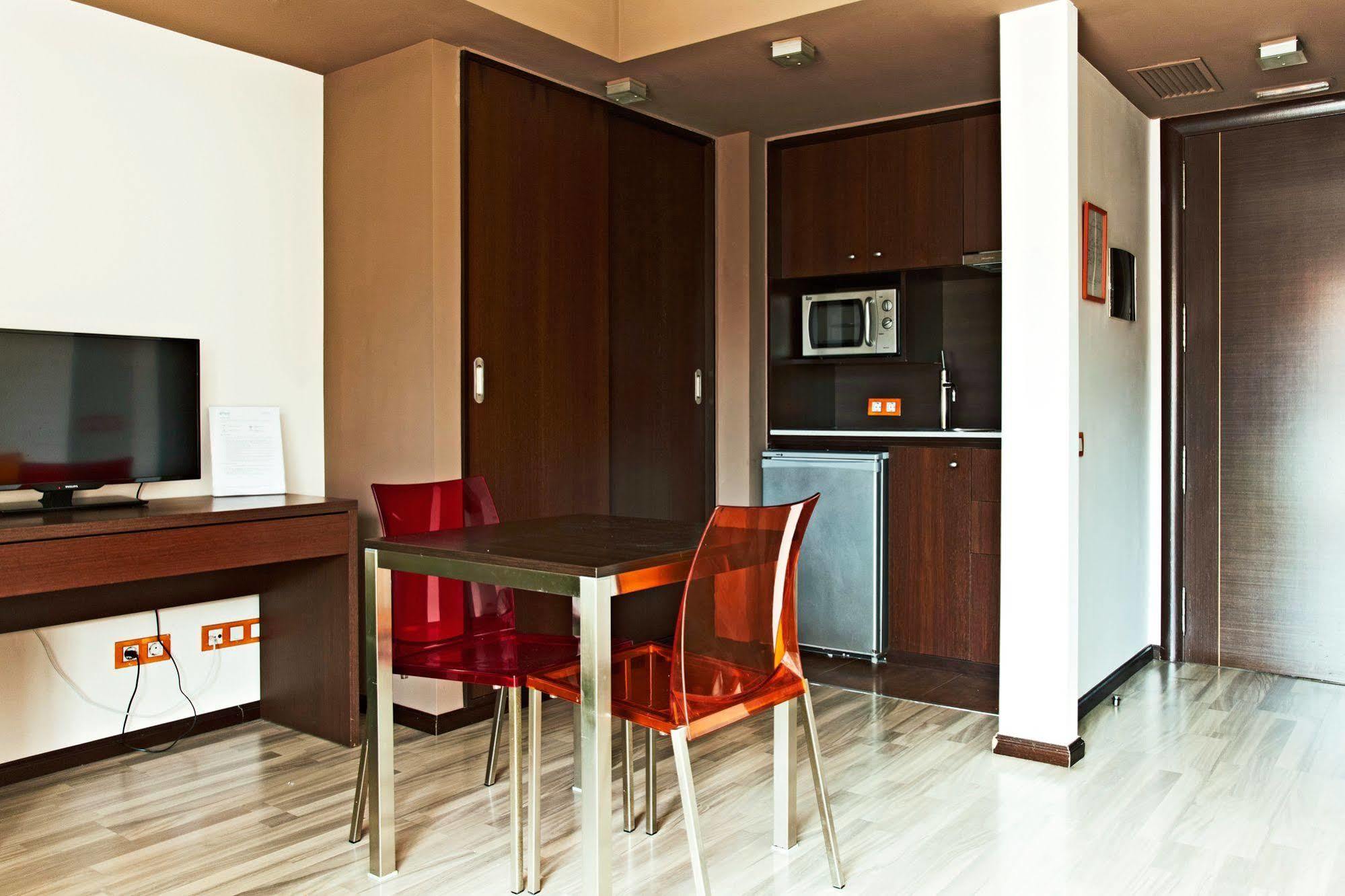 Ginosi Basics Centric Apartel Apartment Кастелдефелс Екстериор снимка